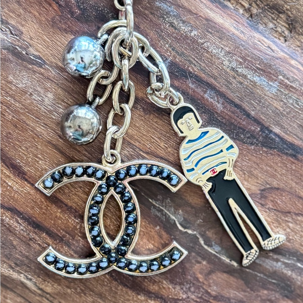 CHANEL Black and Silver Key Holder